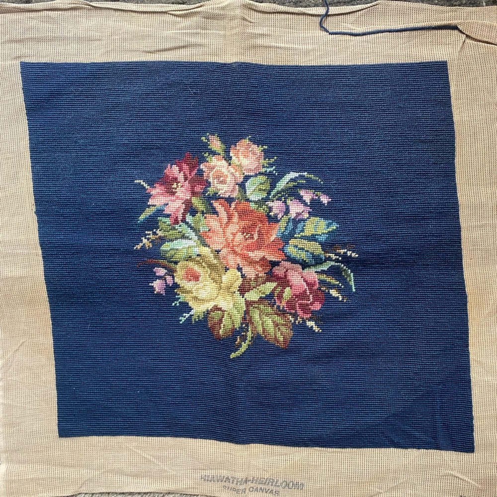 𝅺ANTIQUE Wool Needlepoint Raw Edge